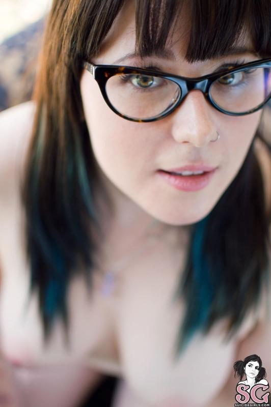 Morena com óculos nerd pelada