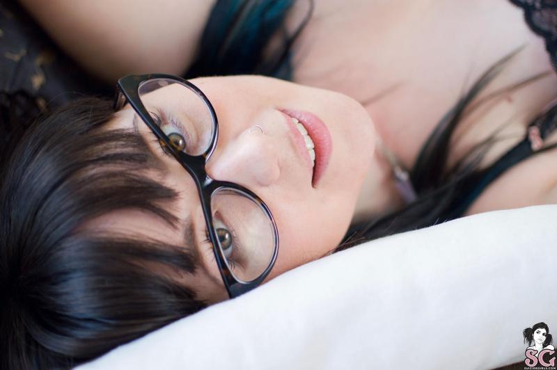Delilahjayne Suicide Girls morena com óculos nerd pelada