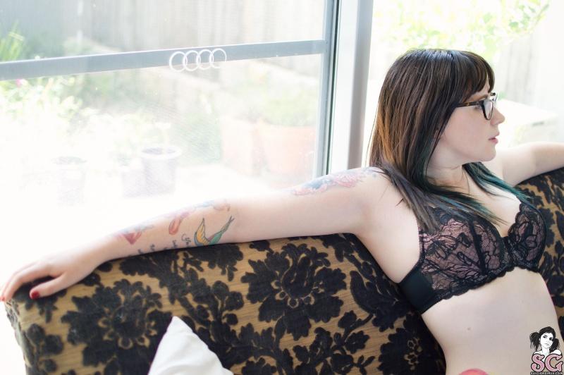 Morena com óculos nerd pelada