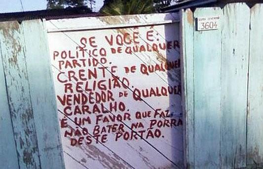  Uma das melhores placas que pode ter em um portão! Parabéns ao morador pela iniciativa!