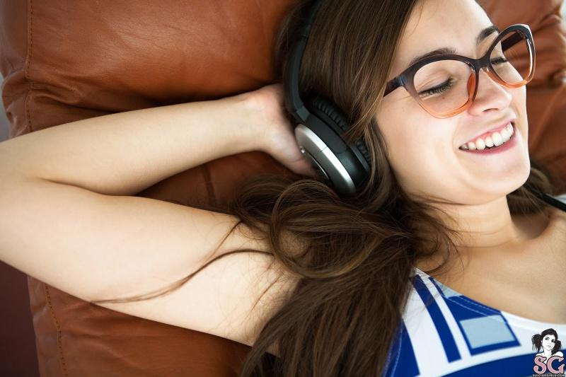 Morena ninfeta muito gostosa com peitinhos pequenos