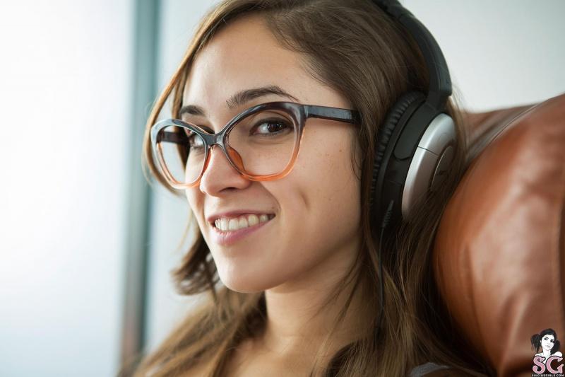 Morena ninfeta muito gostosa com peitinhos pequenos