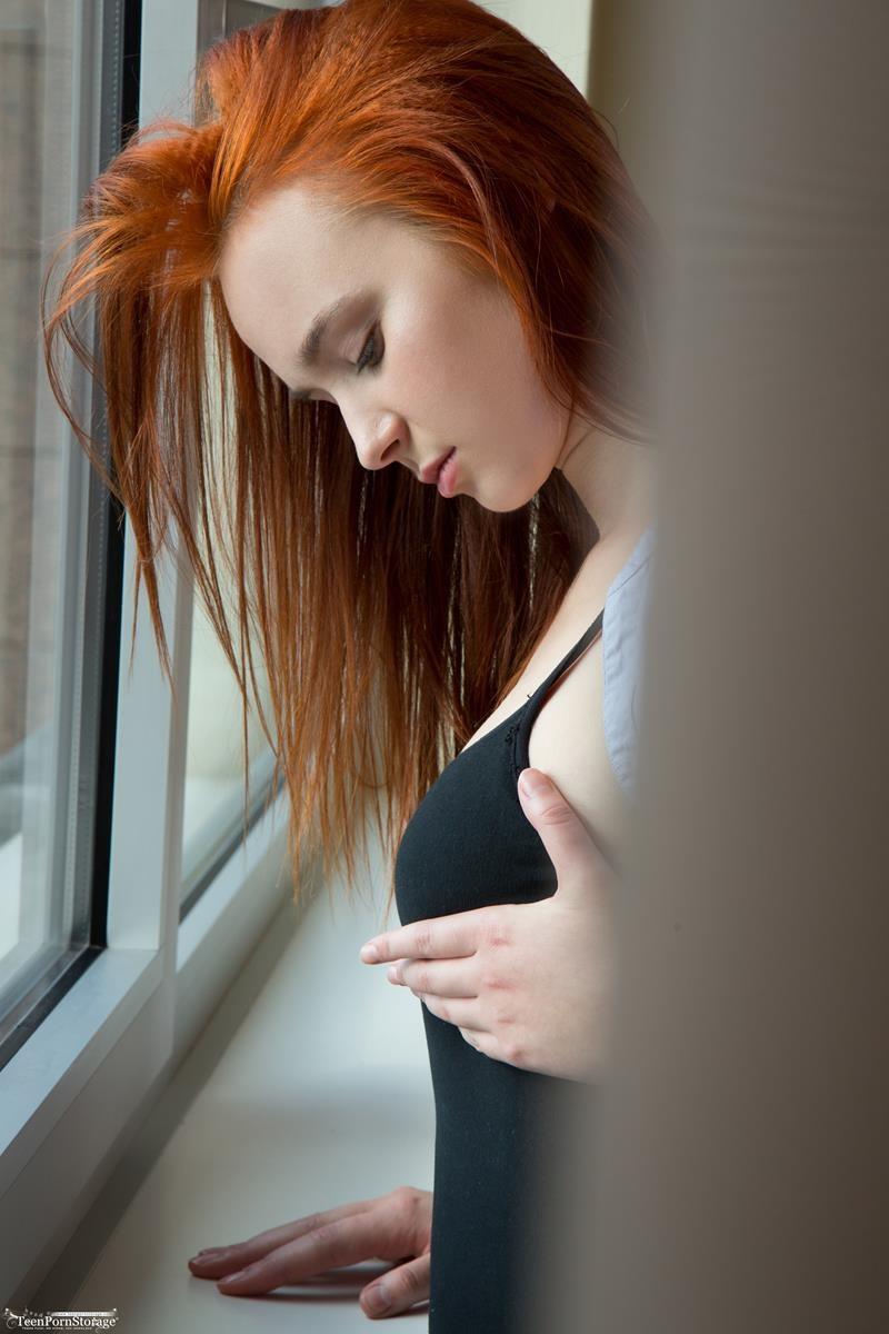 Ruiva gostosa ninfeta safada tirando roupa delicia