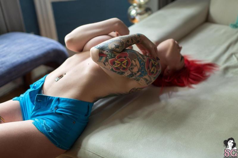 Ruiva tatuada gostosa peituda nua