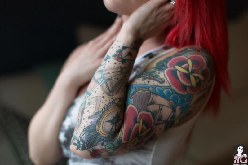 Donyx Suicide Girls ruiva cavala muito gostosa com um corpão sensual e safadinha