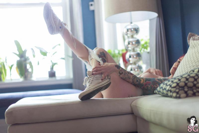 Ruiva tatuada gostosa peituda nua