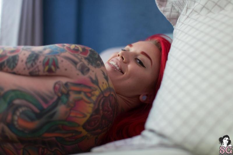 Ruiva tatuada gostosa peituda nua