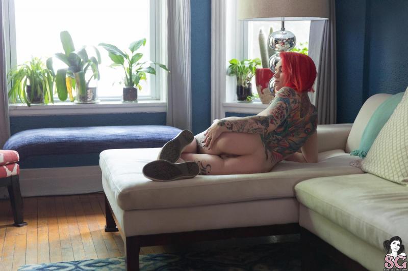 Ruiva tatuada gostosa peituda nua