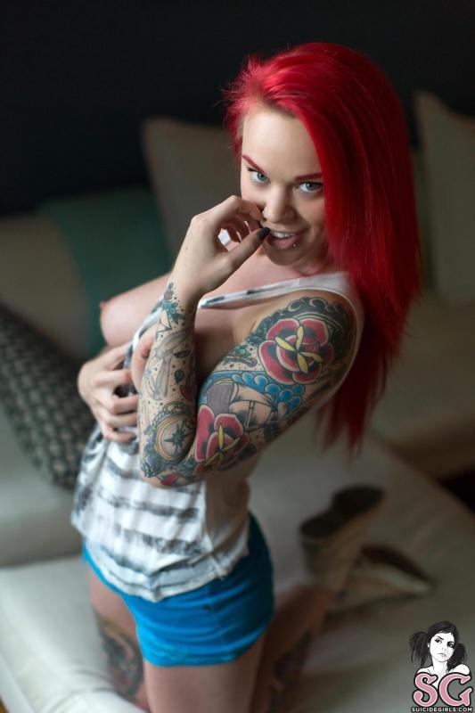 Ruiva peituda gostosa pelada linda