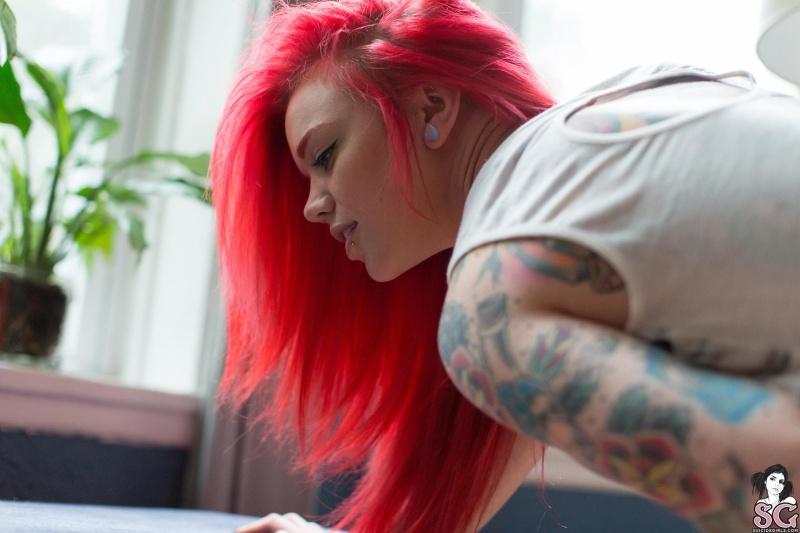 Ruiva tatuada gostosa peituda nua