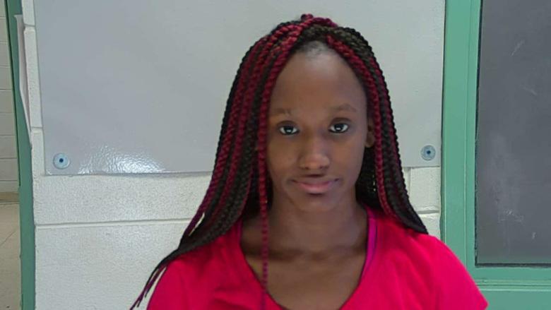 Funcionária de fast food é presa por passar sangue menstrual em lanches de clientes