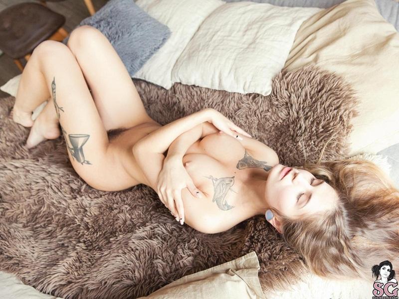 Loirinha magrinha bem gostosa com um corpão perfeito