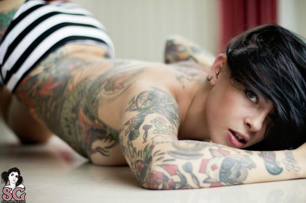 Eden Suicide Girls morena tatuada com piercing na bucetinha 41 Morena tatuada com piercing na bucetinha gostosa