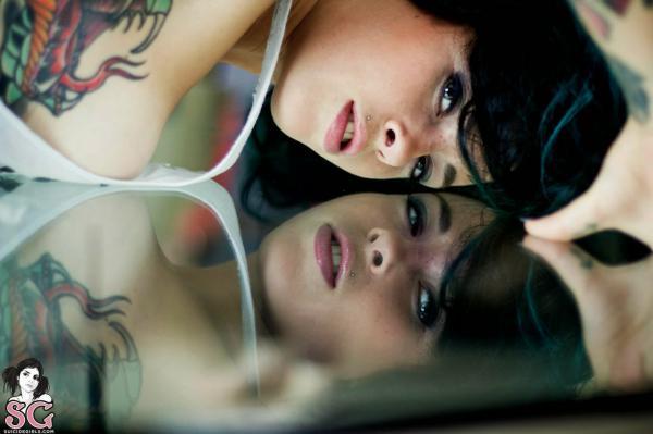 Eden Suicide Girls morena tatuada com piercing na bucetinha 66 Morena tatuada com piercing na bucetinha gostosa