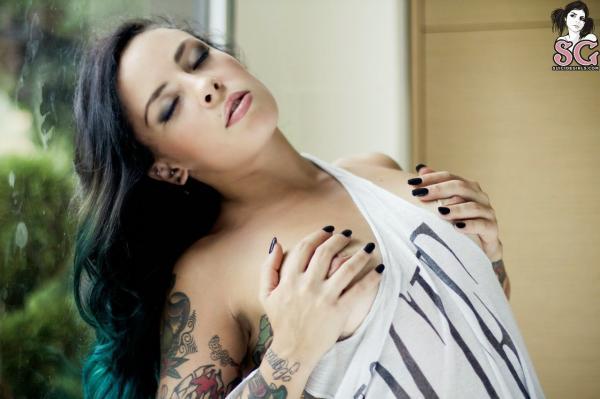 Eden Suicide Girls morena tatuada com piercing na bucetinha 21 Morena tatuada com piercing na bucetinha gostosa