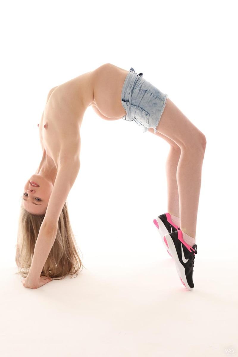 Ninfetinha gostosa bem safada mostrando a buceta peladinha