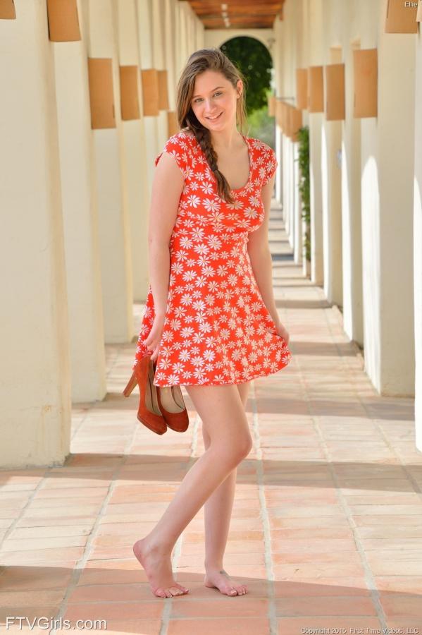 Gata muito linda com uma carinha de safada e uma bela bucetinha.