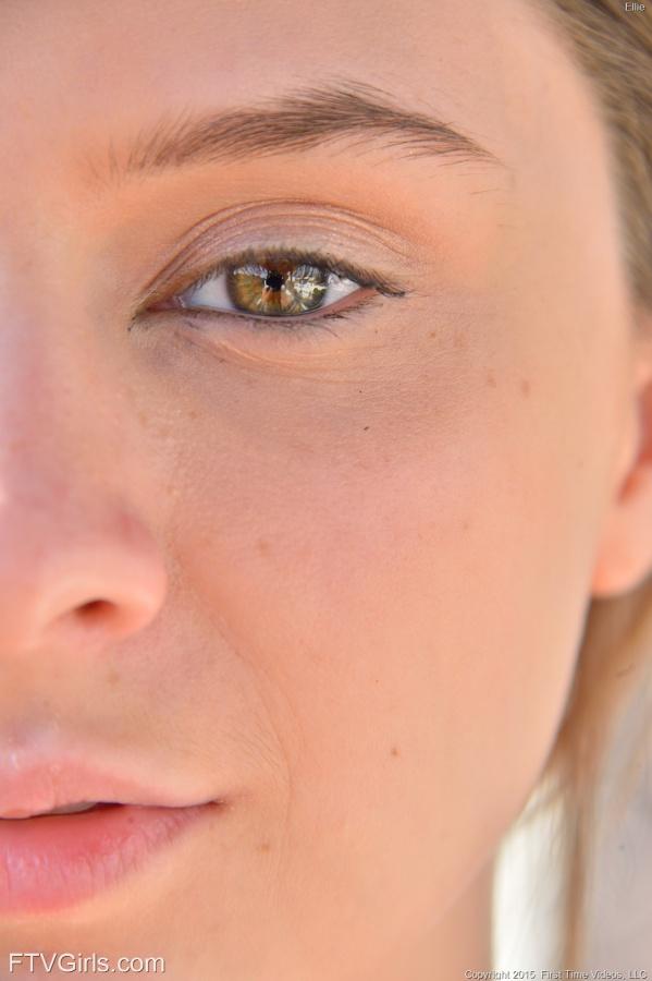 Gata muito linda com uma carinha de safada e uma bela bucetinha.