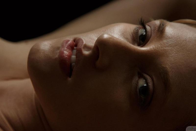 Loirinha gostosa nua restaurante safada