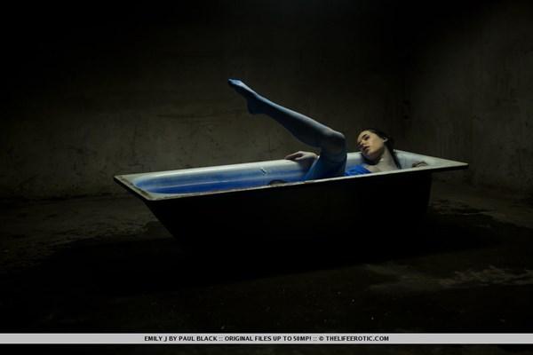 Emily J pelada em uma banheira água azul bucetuda