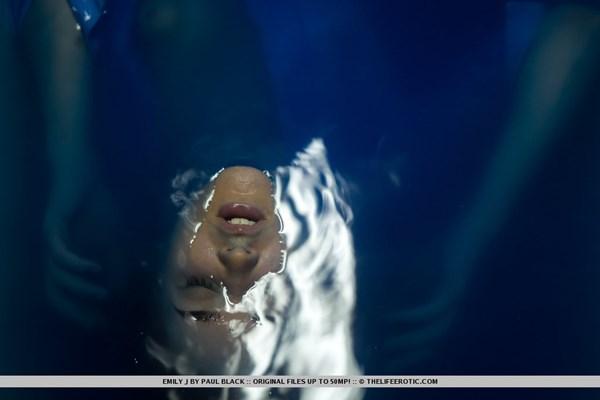 Pelada em uma banheira água azul bucetuda