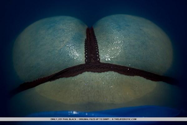 Pelada em uma banheira água azul bucetuda