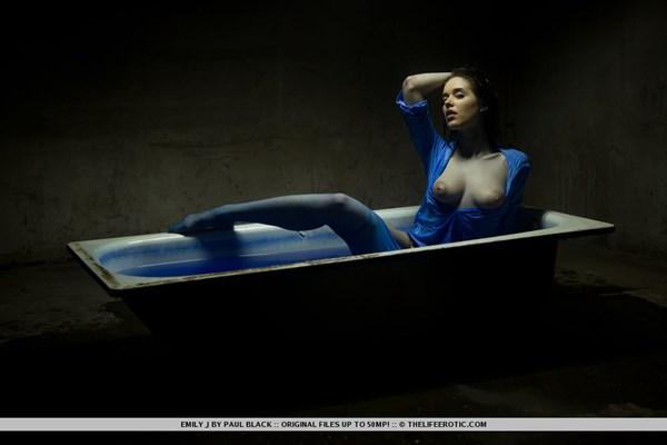 Emily J pelada em uma banheira água azul bucetuda