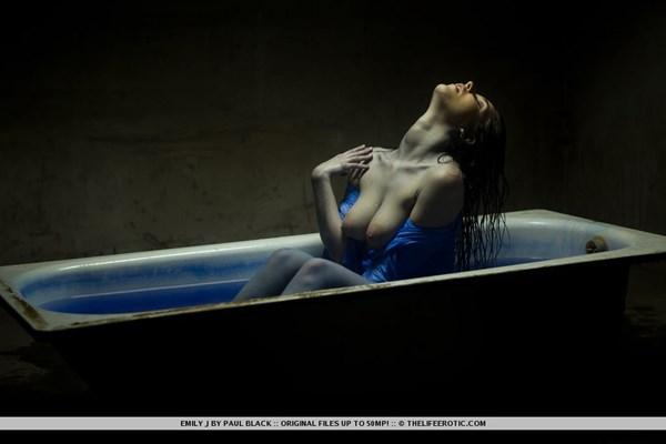 Pelada em uma banheira água azul bucetuda