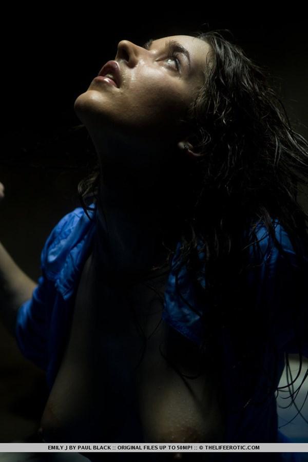 Pelada em uma banheira água azul bucetuda