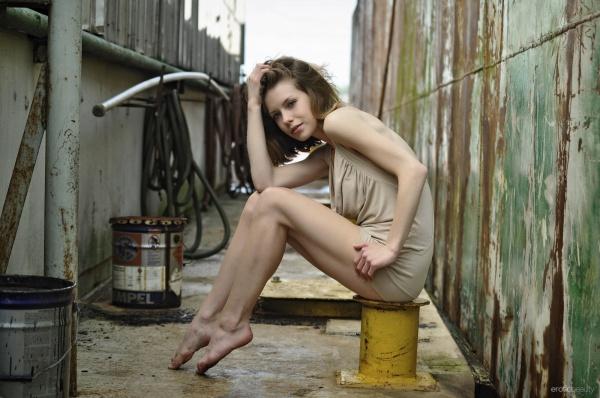 Emily Windsor gostosa com um corpo bonito e bem peludinha.