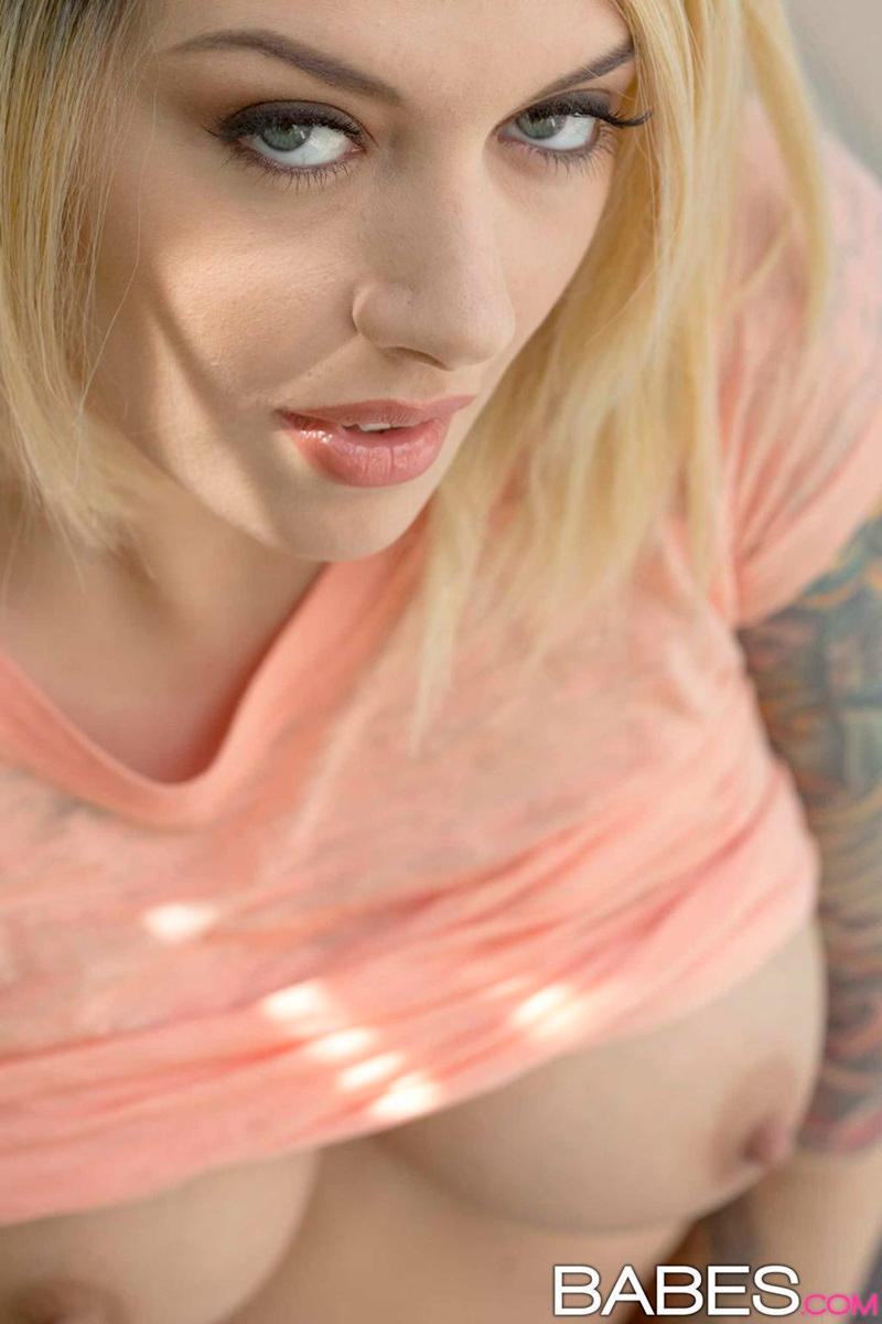 Loirinha sensual e safadinha peladinha na piscina delicia