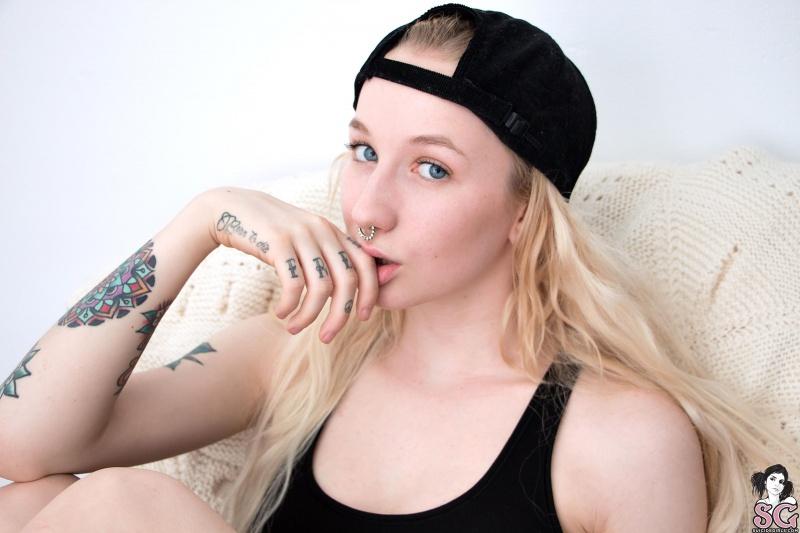 Loira tatuada peituda