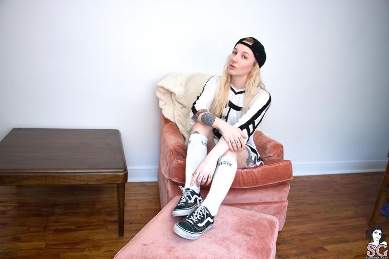 Eternellelunatique Suicide Girls loira tatuada peituda