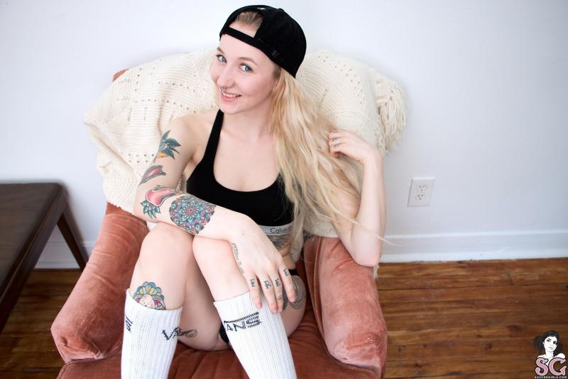 Loira tatuada peituda