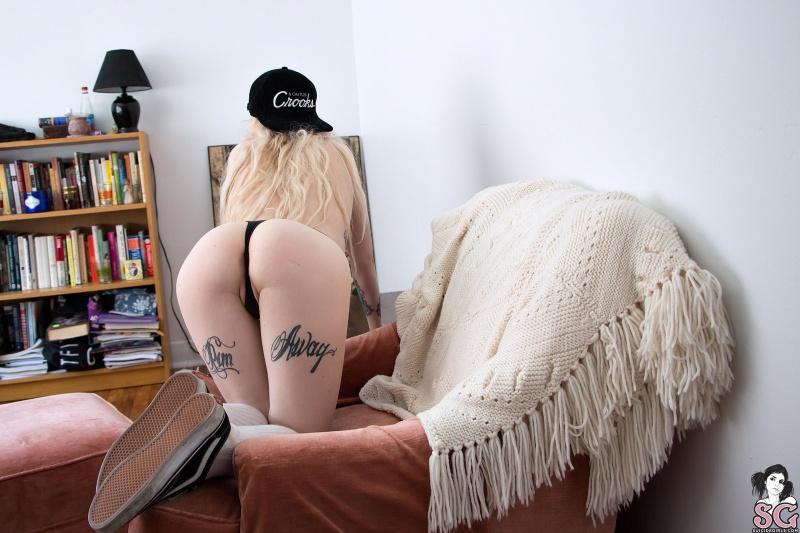 Loira tatuada peituda