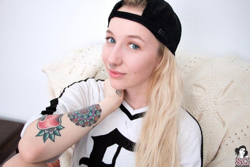 Loira tatuada peituda