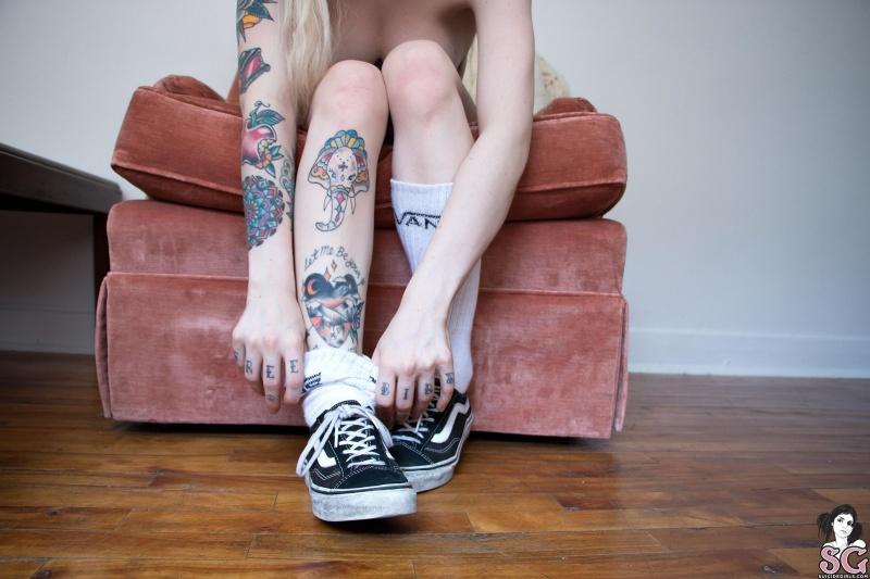 Loira tatuada peituda