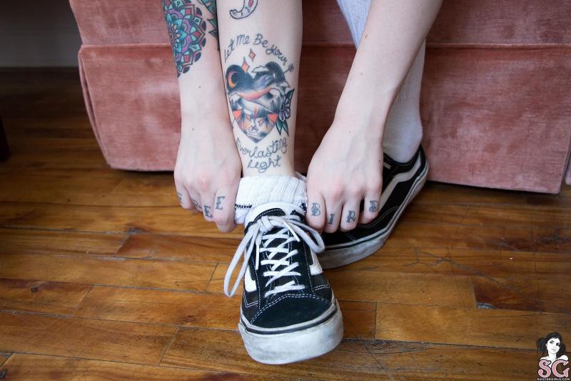 Loira tatuada peituda