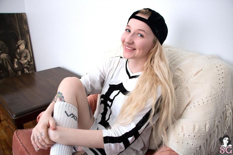 Loira tatuada peituda