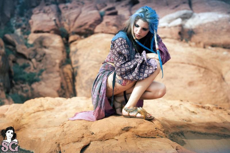 Deliciosa morena tatuada com peitões perfeitos peladinha