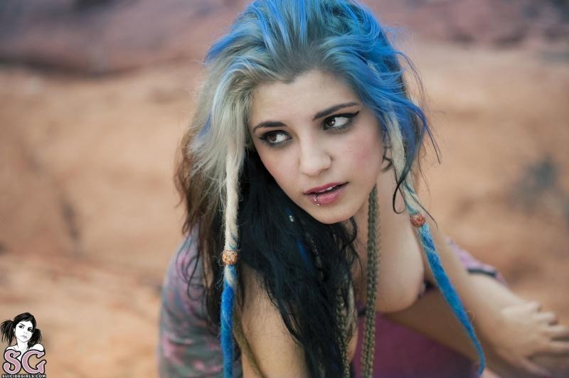 Deliciosa morena tatuada com peitões perfeitos peladinha