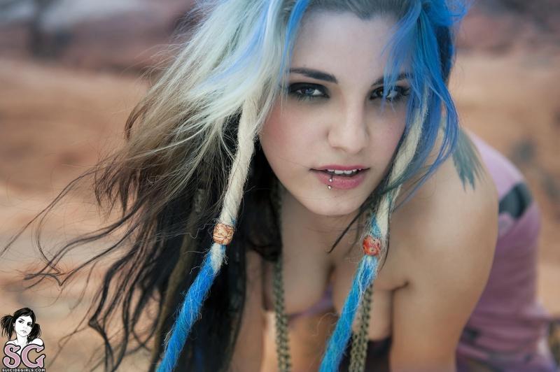 Deliciosa morena tatuada com peitões perfeitos peladinha