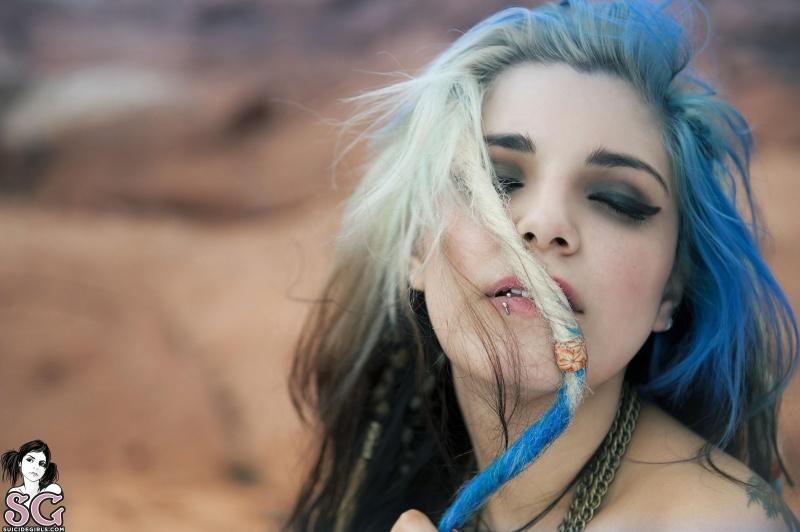 Deliciosa morena tatuada com peitões perfeitos peladinha