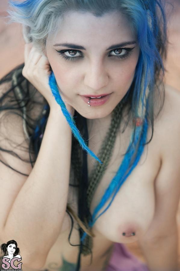Deliciosa morena tatuada com peitões perfeitos peladinha