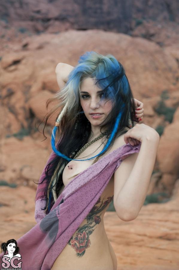 Deliciosa morena tatuada com peitões perfeitos peladinha