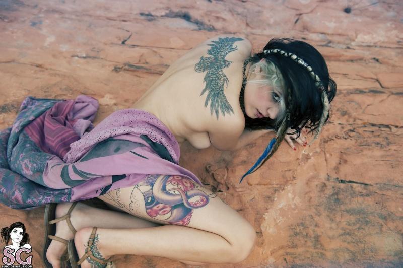 Deliciosa morena tatuada com peitões perfeitos peladinha