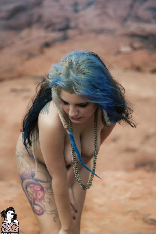 Deliciosa morena tatuada com peitões perfeitos peladinha
