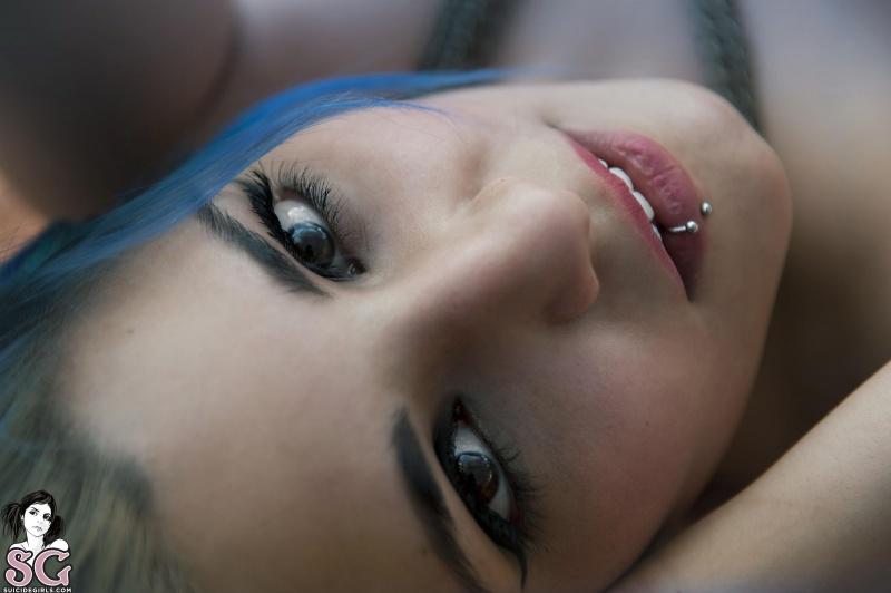 Deliciosa morena tatuada com peitões perfeitos peladinha