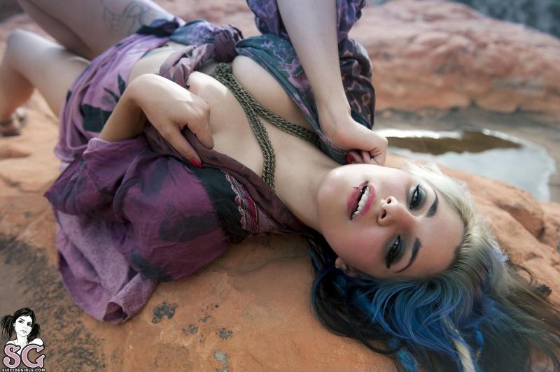 Deliciosa morena tatuada com peitões perfeitos peladinha