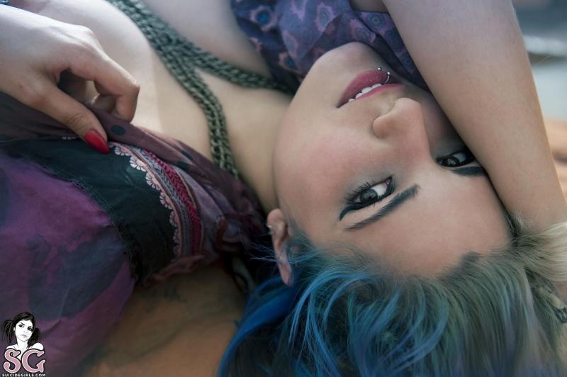 Deliciosa morena tatuada com peitões perfeitos peladinha